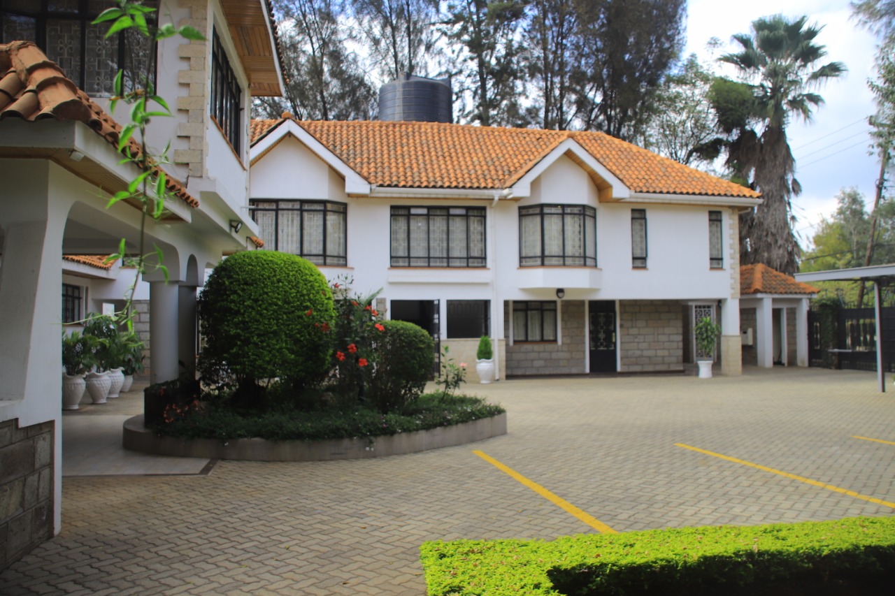 5 Bedroomed house in Karen Plains with two bedroomed cottage